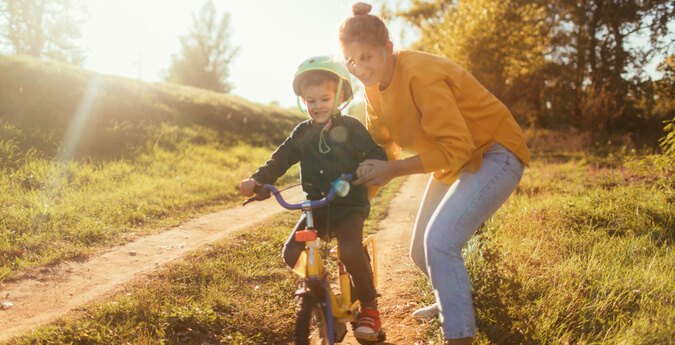 Kinder-Paket - Mutter übt Fahrradfahren mit dem Kind