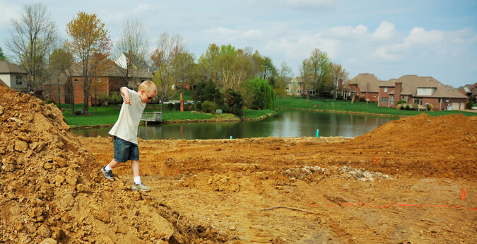 Bauherrenhaftpflicht - Kind spielt auf Baustelle