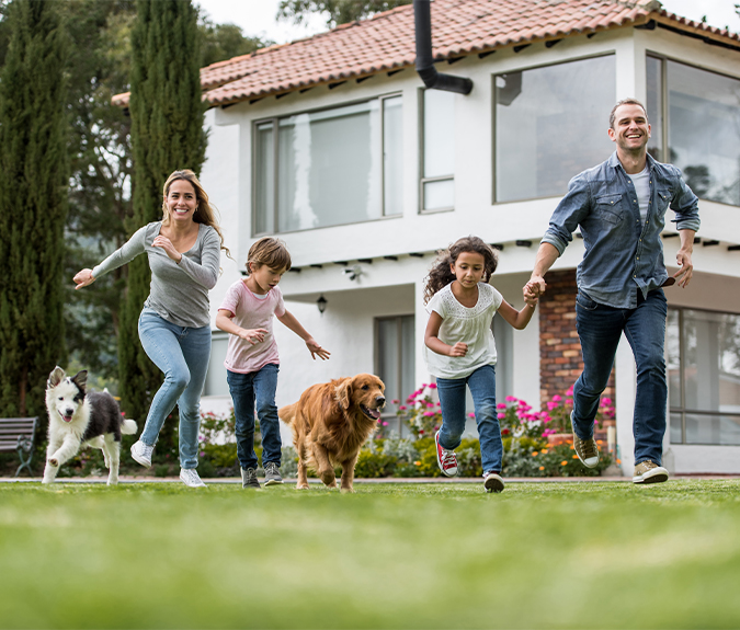 Haus- und Grundbesitzerhaftpflicht - Familie im Garten