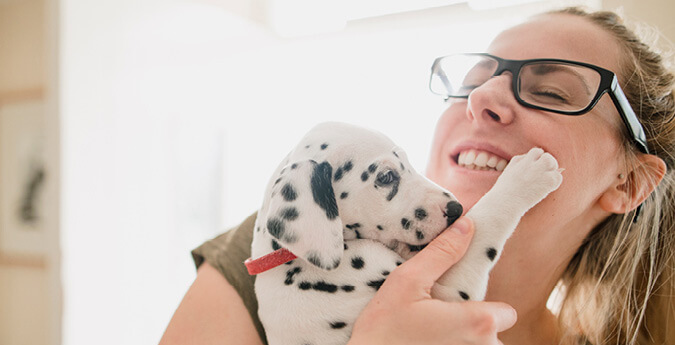 Hundehaftpflicht - Frau kuschelt mit Hund