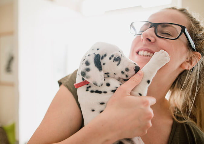 Frau kuschelt mit Hund