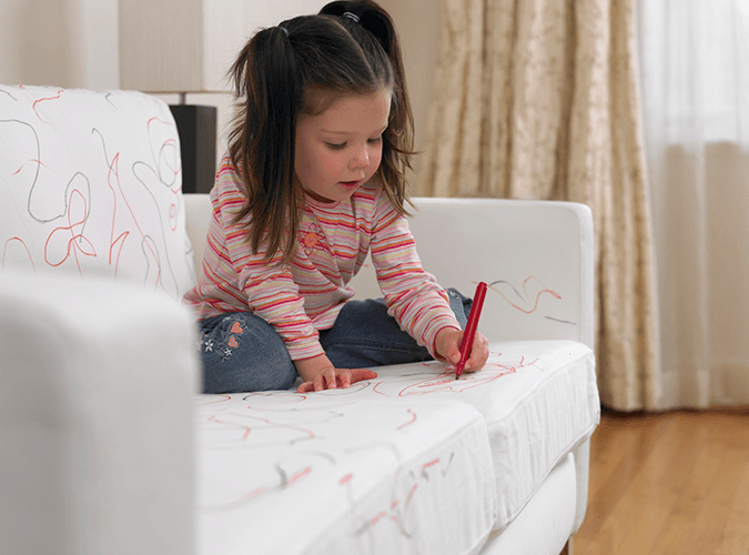Private Haftpflichtversicherung - Kind malt auf Sofa