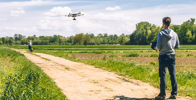 Drohne über Feldweg