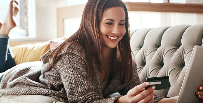 Internetschäden - Frau auf Sofa am Tablet