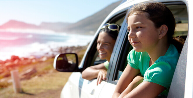 Auslandsschadenschutz - Kinder schauen aus dem Auto