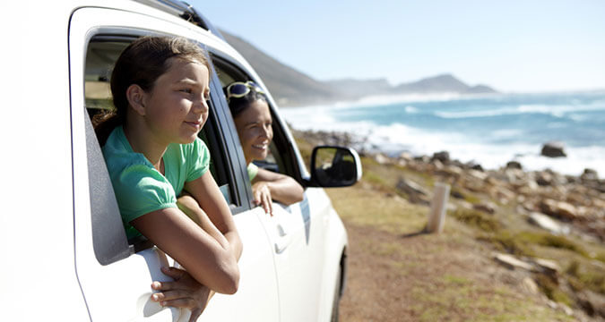 Kfz-Versicherung - Familie schaut auf das Meer