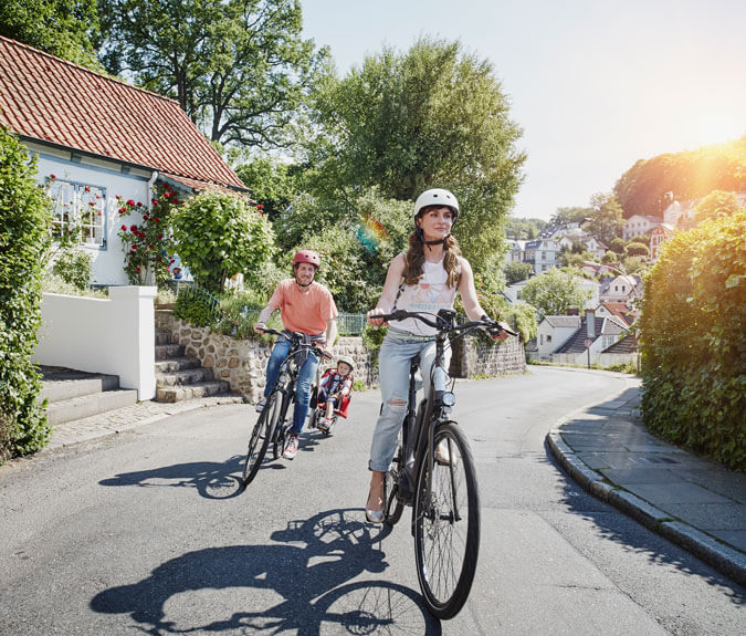 E-Bike-Versicherung - Familie fährt mit E-Bike