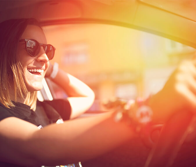 Kfz-Versicherung - Frauen lachend im Auto