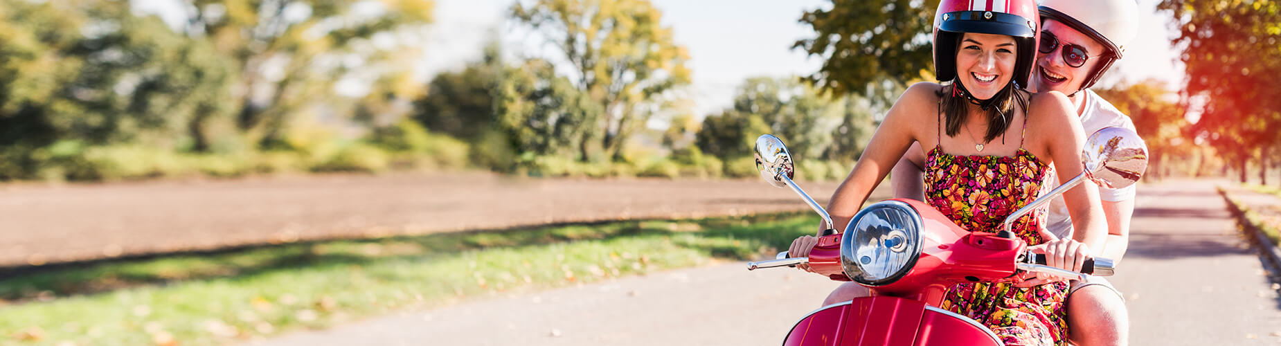 Paar fährt mit einem Roller - Mopedversicherung der SV SparkassenVersicherung