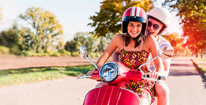 Mopedversicherung - Paar auf Moped