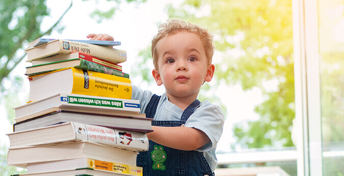 Kind mit Büchern - Lebensversicherung der SV SparkassenVersicherung
