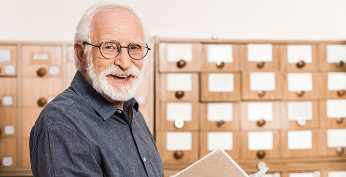 GenerationenPlan Invest - Älterer Mann mit Buch 