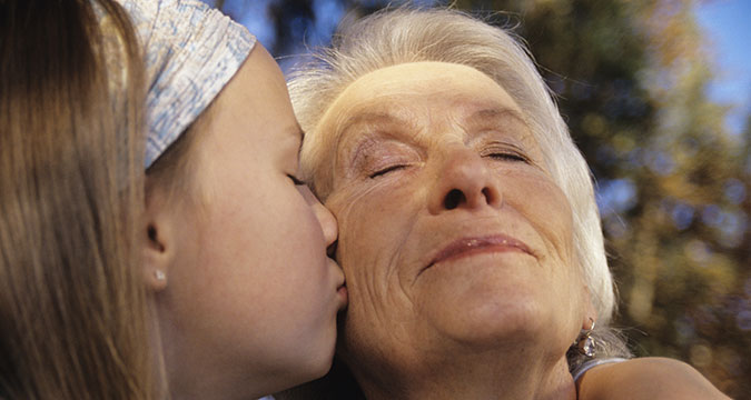 Hinterbliebenen-Schutz - Enkelin küsst Oma