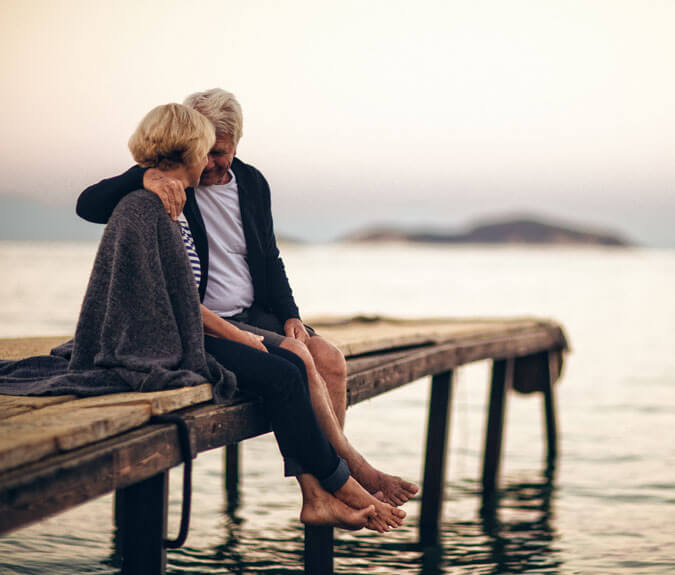 Rentenversicherung - Mann hält Frau im Arm