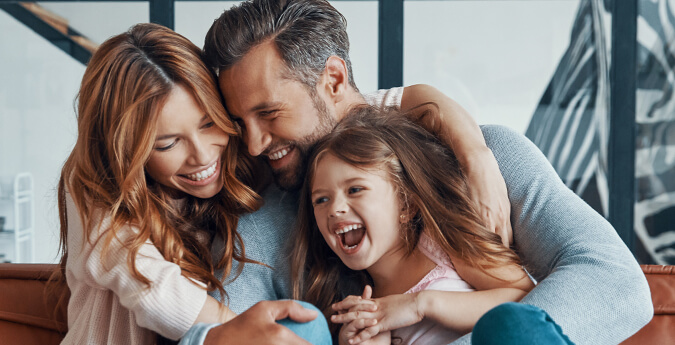 Riester-Rente - Familie auf Sofa