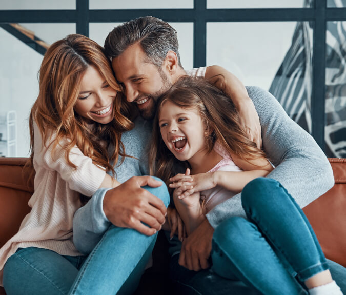 Riester-Rente - Familie auf Sofa