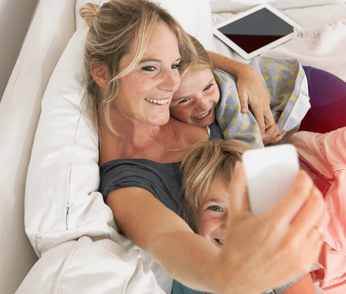 Riester-Rente - Mutter mit Kinder macht Selfie