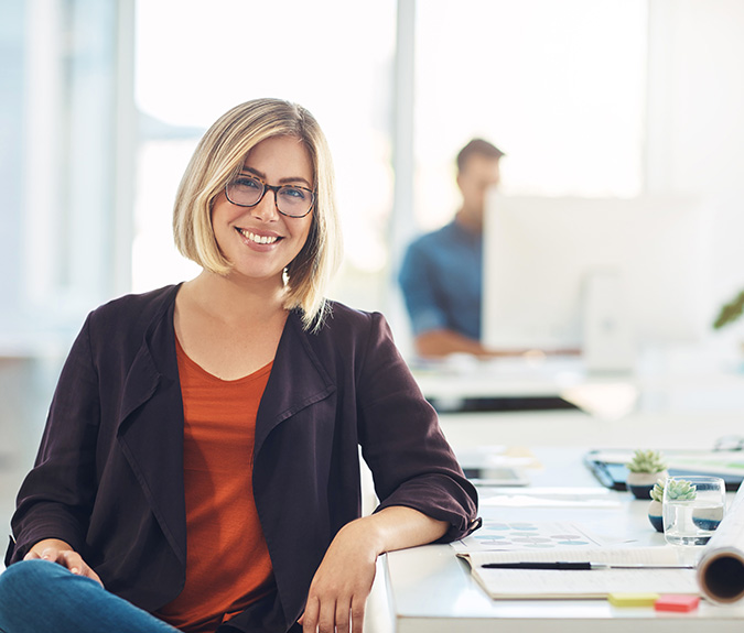 Frau im Büro S-Kommunalrente