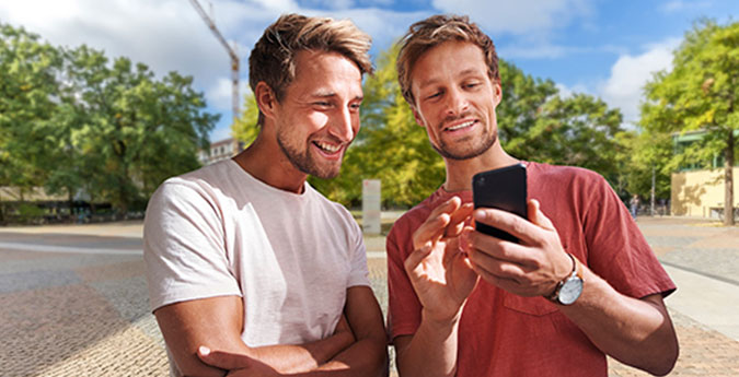 Fondsgebundene Altersvorsorge - Zwei junge Männer mit Smartphone
