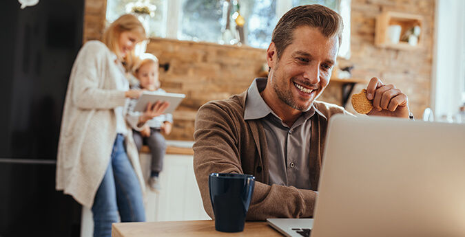 Meine SV Online-Services - Mann sitzt am Tisch mit Laptop