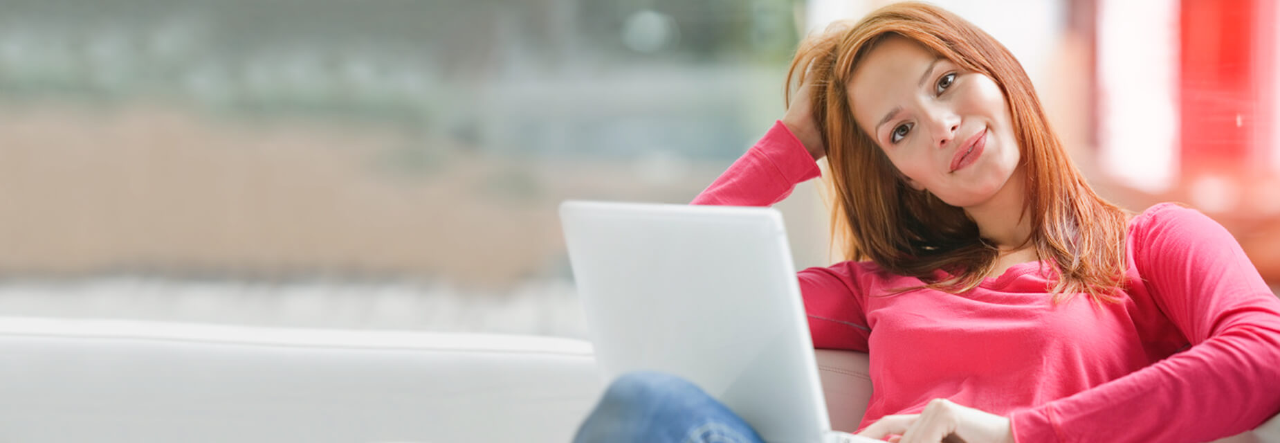 service-kontakt-zufriedenheit-1-frau-vor-laptop