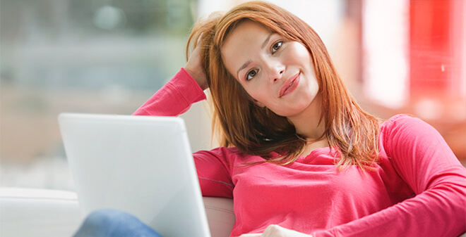 Junge Frau am Laptop