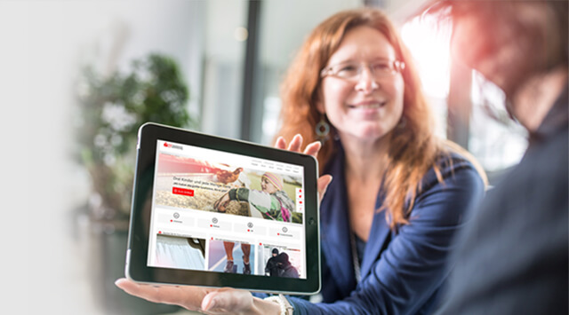 Frau mit SV Magazin auf Tablet