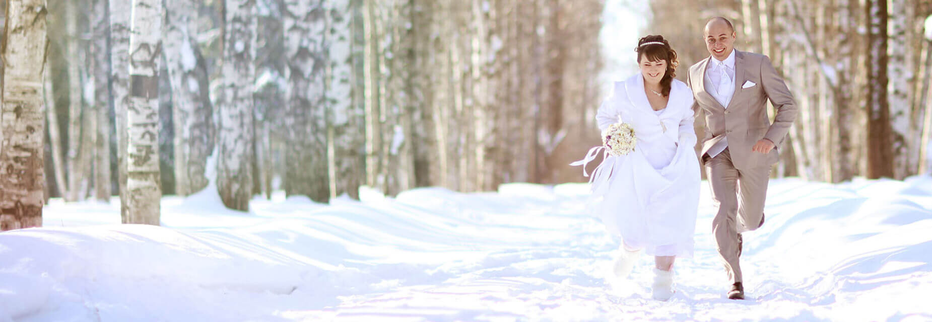 Paar heiratet im Schnee