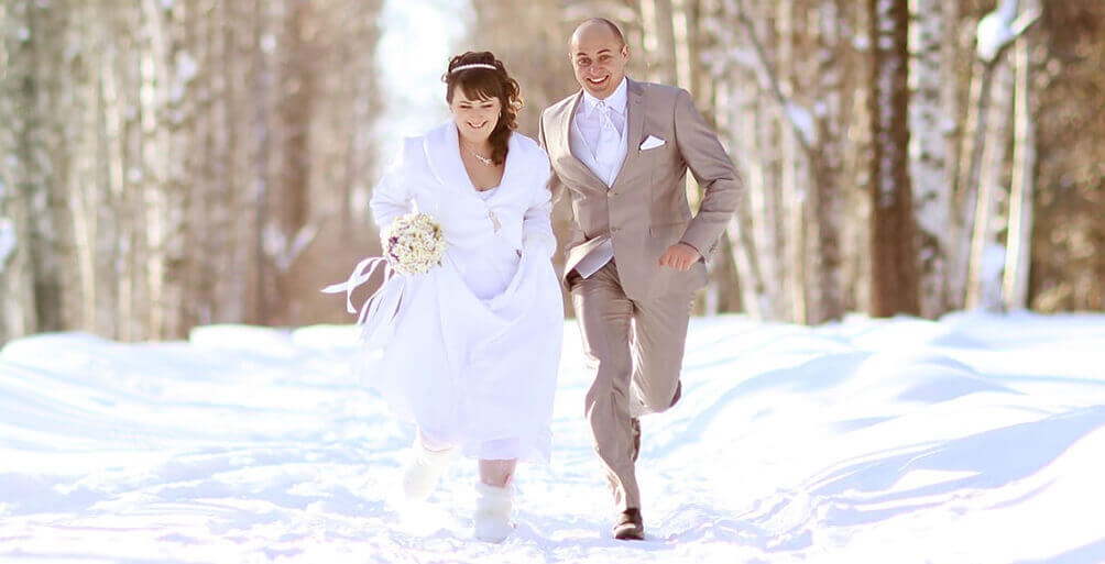 Paar heiratet im Schnee