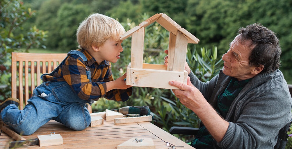 Vater und Sohn bauen ein Vorgelhaus