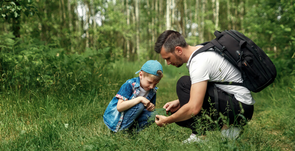 Vater und Sohn im Wald