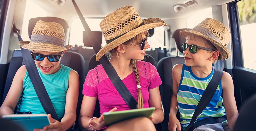 Kinder auf dem Rücksitz im Auto
