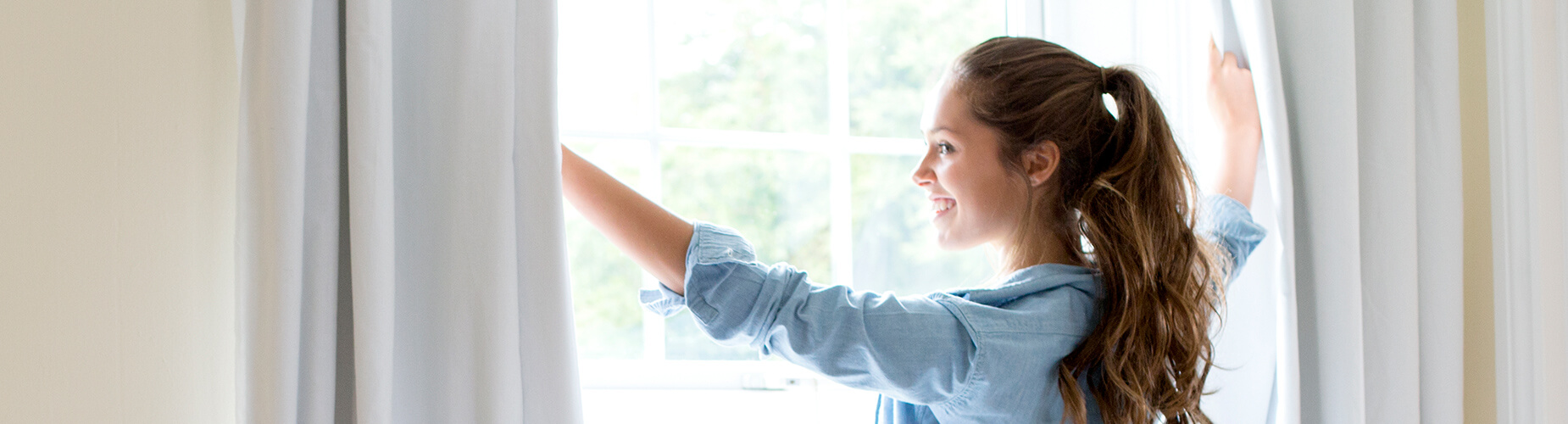 magazin-wohnen-lueften-1-frau-oeffnet-fenster