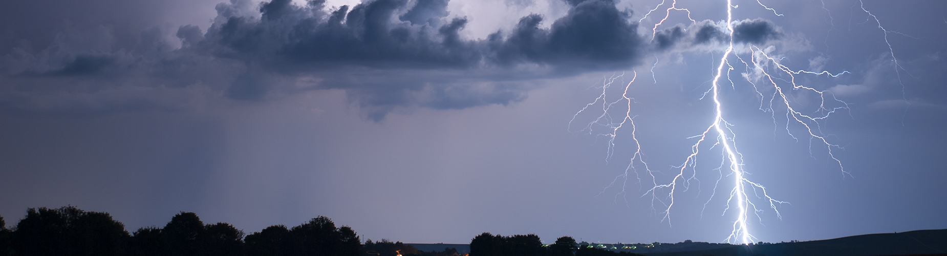 Gewitterwolken mit Blitzen 