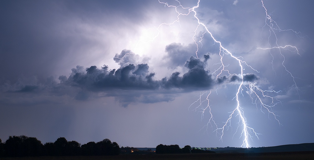 Gewitterwolken und Blitze
