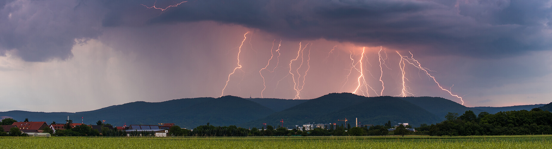 Gewitterwolken mit Blitzen 