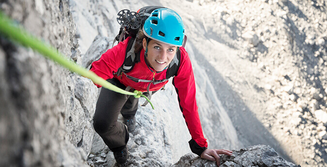 Frau klettert am Seil