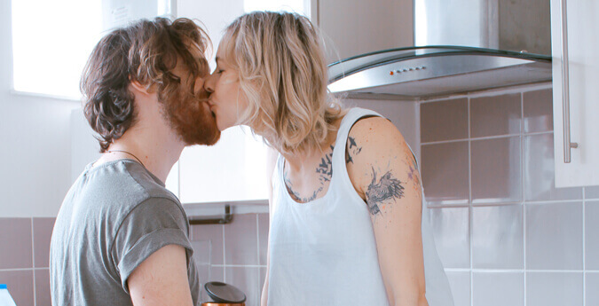 Junges küssendes Paar in der Küche