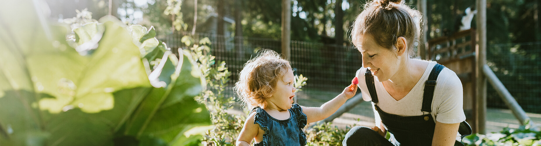 Mutter mit Kind im Garten