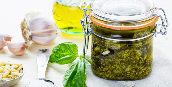 Selbstgemachtes Pesto im Glas