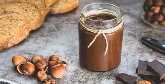 Selbstgemachter Schokoaufstrich im Glas