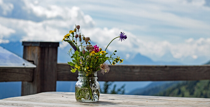 Vase mit einem kleinen Blumenstrauß