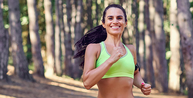 Magazin - Frau im Wald beim Joggen 