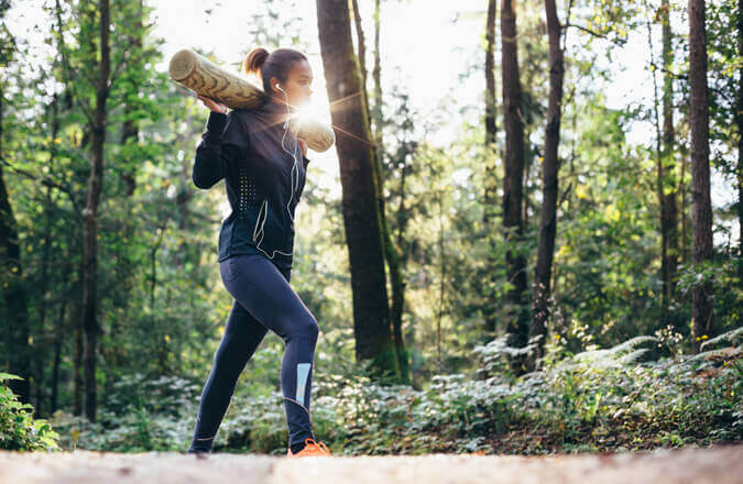 Frau trainiert im Wald