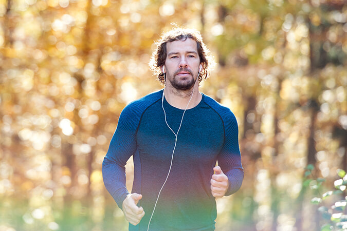 Mann joggt durch den Wald