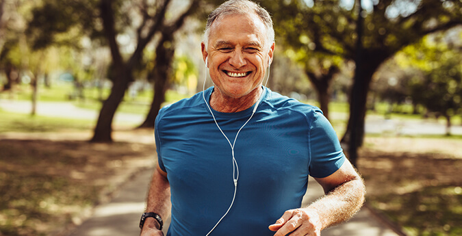 Senior hält sich mit Joggen fit