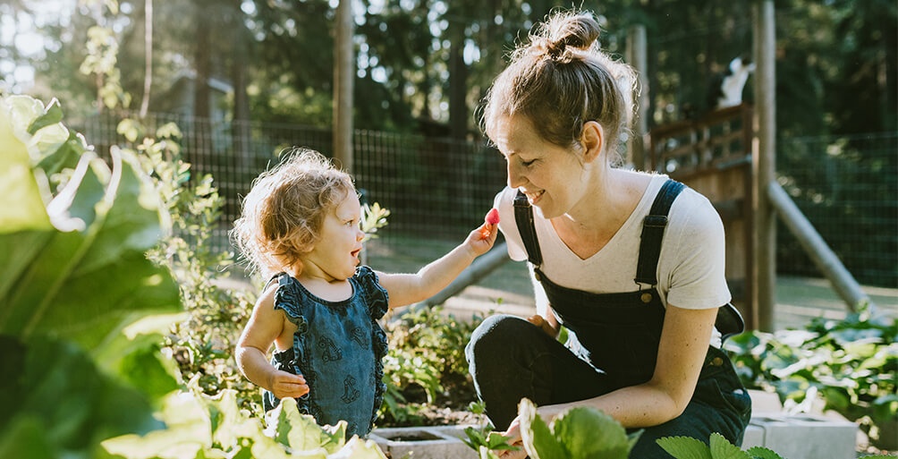 Mutter mit Kind im Garten