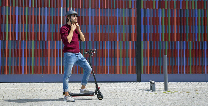 Mann auf E-Scooter