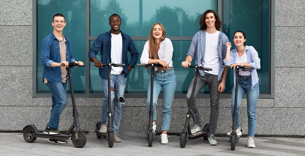 Junge Leute mit E-Scooter