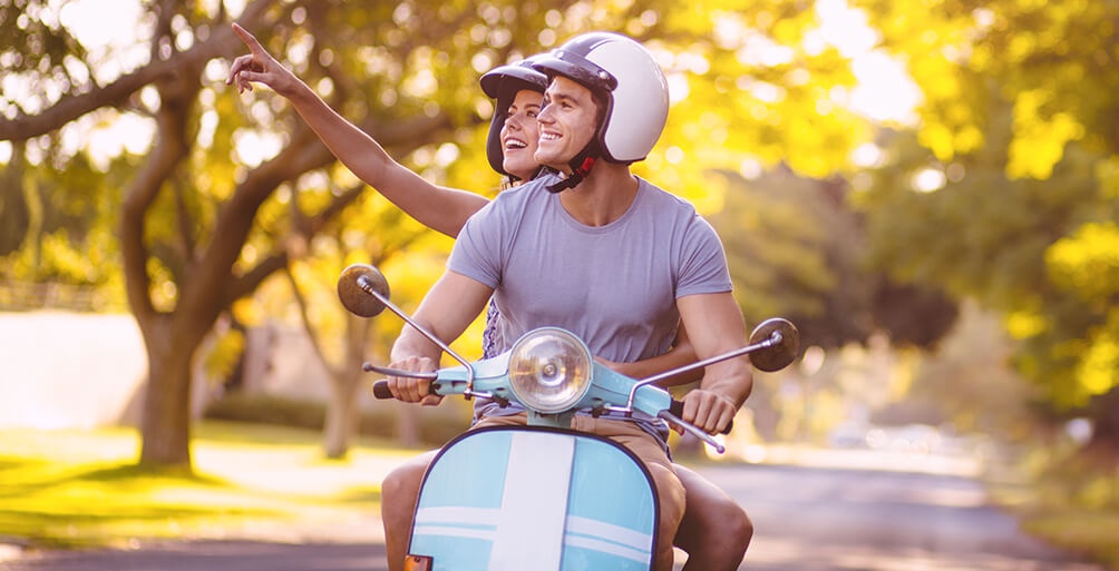 Junges Paar auf dem Moped